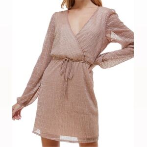 EMERALD SUNDAE WOMEN M
METALLIC BALLOON SLEEVE SURPLICE
DRESS PINK/GOLD